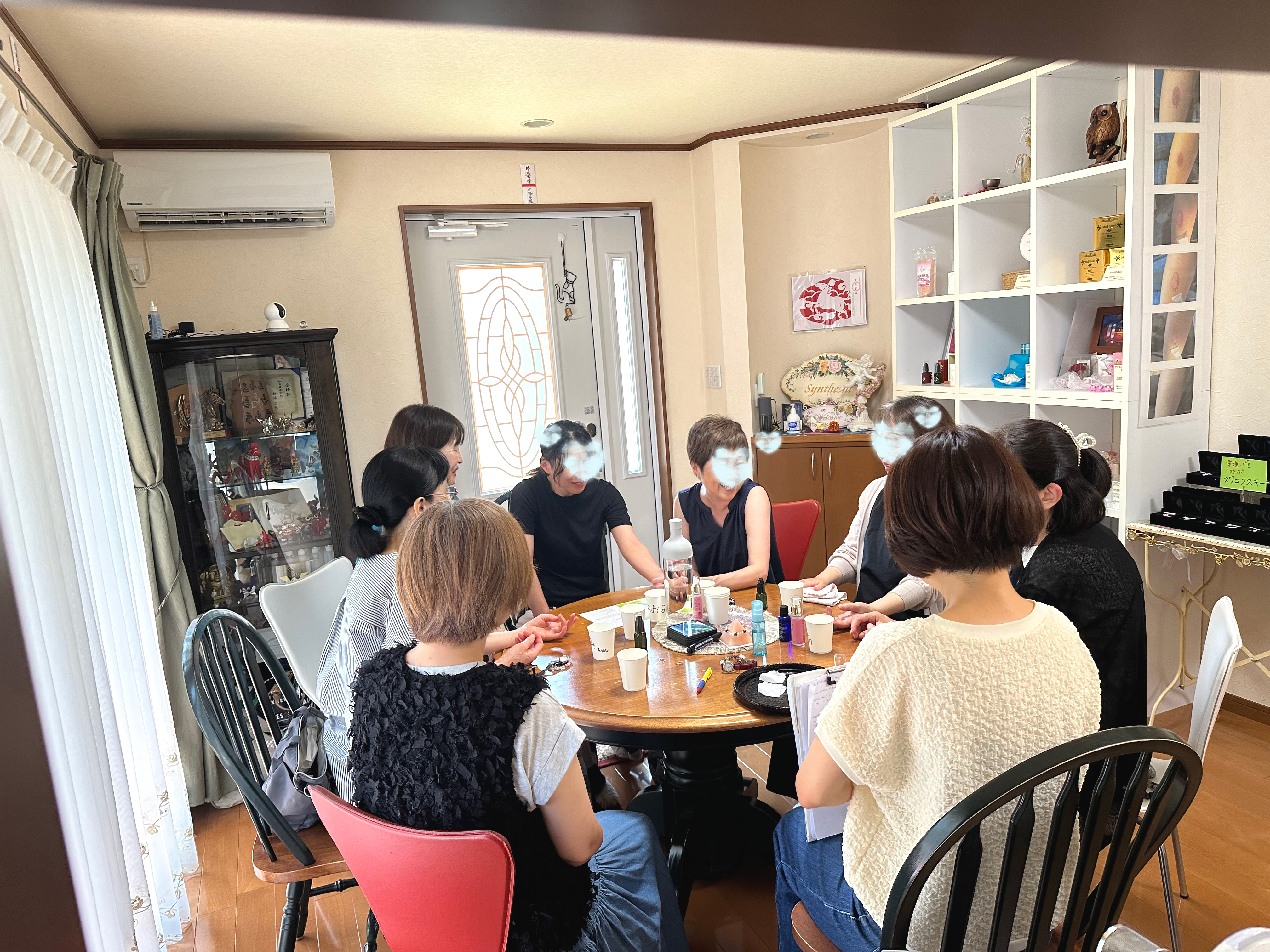 商品を囲んでお話しするお客様の様子